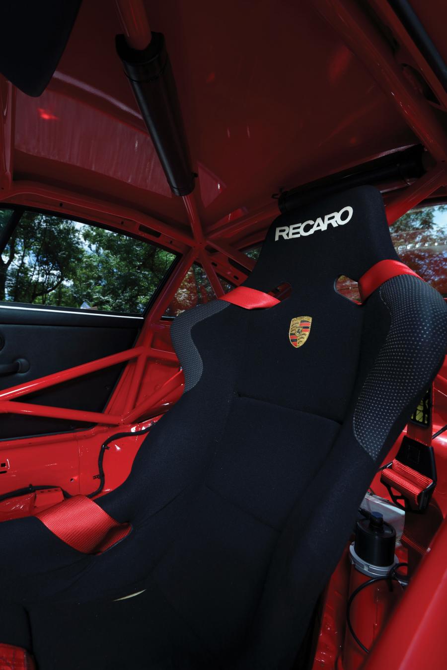 Интерьер Porsche 911 Cup 3.8 Coupe 1995 года  (фото 4 из 21)